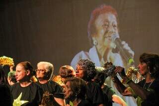 Grupo do Ativa Idade prestou homenagem para a cantora Delinha. (Foto: Juliano Almeida)
