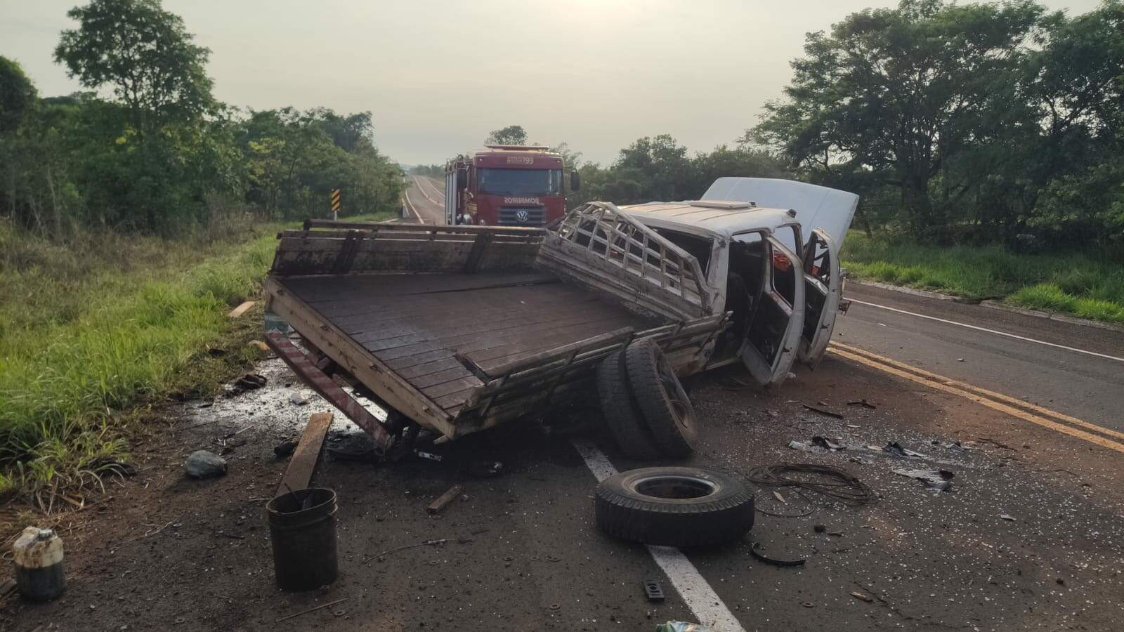 Motorista morre após caminhão de carga capotar várias vezes 