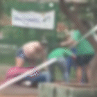 Mulher agride estudante na porta de escola para vingar filha que apanhou