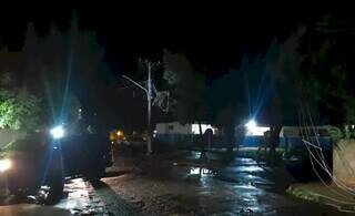 Fios de alta tensão caídos sobre a Rua Uirapuru, em Angélica. (Foto: Reprodução/Defesa Civil)