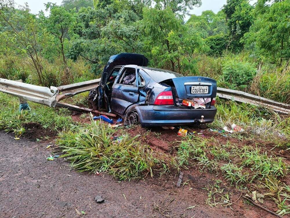 Motoristas saem ilesos ap&oacute;s colis&atilde;o frontal que destruiu ve&iacute;culos em rodovia de MS