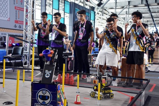 Estudantes comemoram vitória em corrida de robôs. (Foto: Reprodução/Sesi)