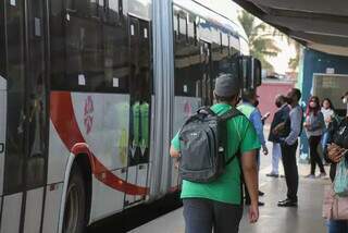 Estudante da rede estadual no Terminal Bandeirantes, na Capital. (Arquivo/Henrique Kawaminami)