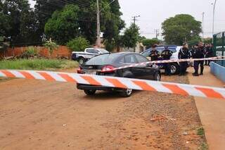 Policiais e guardas no local do crime que foi isolado pela perícia. (Foto: Paulo Francis)