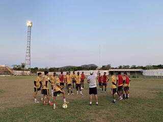Jogadores do Corumbaense reunidos antes de treino no estádio Arthur Marinho (Foto: Divulgação)