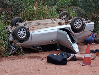 Motorista perde controle da dire&ccedil;&atilde;o e capota ve&iacute;culo em estrada vicinal