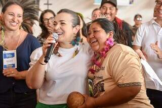 Prefeita fala durante evento com indígenas (Foto: Divulgação)