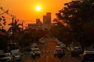 Bola de fogo no céu de Campo Grande em dia de sensação térmica de 45ºC. (Foto: Juliano Almeida/Arquivo)