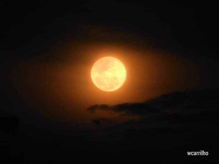 Em noite nublada, fotógrafo sortudo registra último eclipse do ano 
