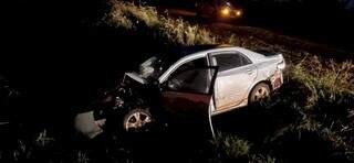 Carro ocupado pela família de secretário ficou destruído. (Foto: MS News)