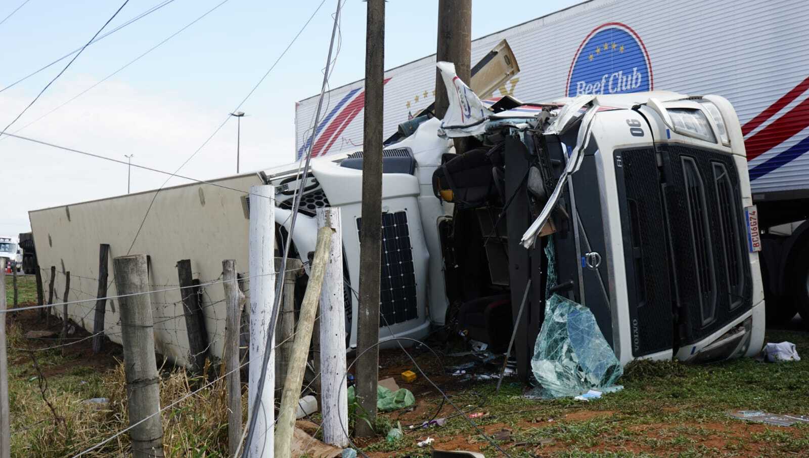 Motorista de caminhão morre em tombamento de veículo em Galvão