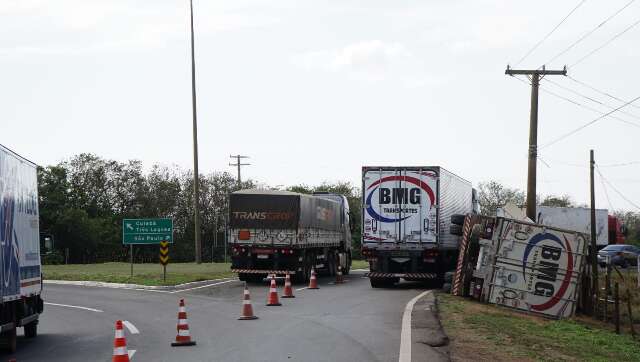 Caminh&atilde;o tomba em rotat&oacute;ria da BR-163 e motorista fica em estado grave