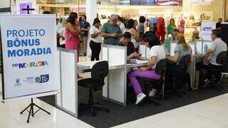 Equipe da Agehab está presente no Shopping Norte Sul até às 22h fazendo atendimento para a população que sonha em ter a casa própria (Foto: Alex Machado)