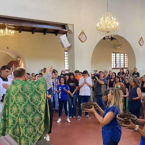 Em missa lotada, estudantes recebem canetas &quot;aben&ccedil;oadas&quot; para provas do Enem 