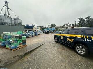 Caminhão foi levado para uma empresa de armazenamento de grãos para a retirada da droga (Foto: Divulgação/PRF)