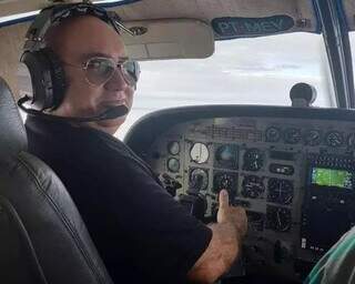 Claudio em foto tirada dentro da cabine do avião: sonho que virou profissão (Foto/Arquivo pessoal)