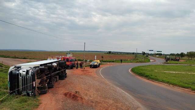 Motorista perde controle ap&oacute;s pneu estourar e tomba caminh&atilde;o em rotat&oacute;ria