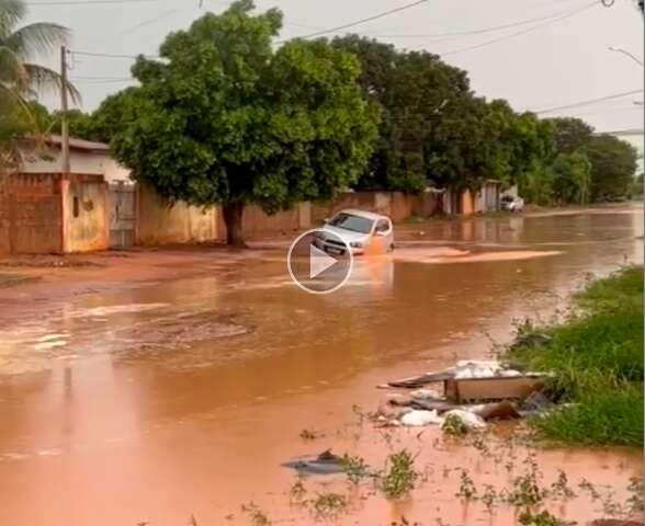 Ap&oacute;s chuva, carro atola e cratera &eacute; aberta em rua de Tr&ecirc;s Lagoas 