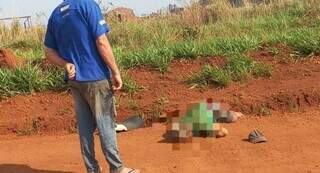 Motociclista caído na estadra de terra do distrito (Foto: Ponta Porã News)