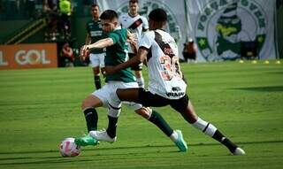 Jogadores de Goiás e Vasco disputando bola no Estádio Hailé Pinheiro (Foto: Divulgação/Goiás)