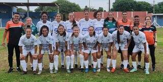 Equipe de futebol feminino do Operário no Estádio Jacques da Luz (Foto: Divulgação/Operário)