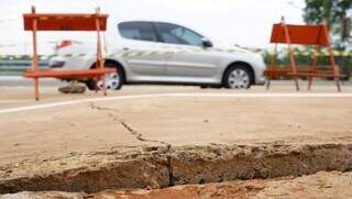 Disnível no concreto e rachaduras serão investigadas pela Sisep nesta segunda (Foto: Alex Machado)