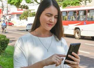 Mulher faz cadastro em rede pública e gratuita de Wi-Fi, no centro de Campo Grande (Foto: Divulgação)