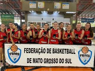 Jogadoras do Águia Negra recebendo as medalhas de ouro (Foto: Divulgação/FBMS) 