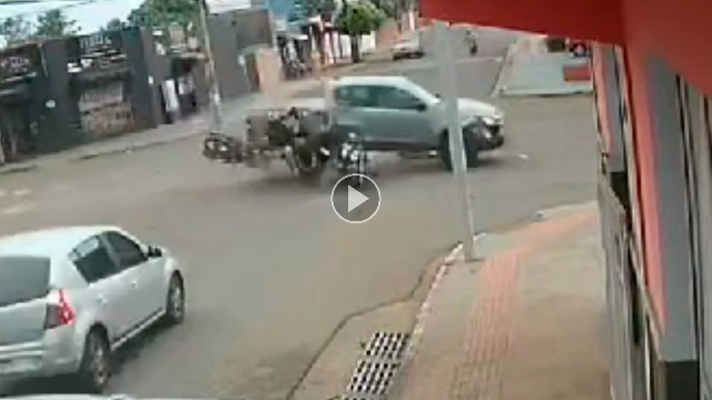 Um morre e dois ficam feridos em colis&atilde;o entre motos e caminhonete no Tijuca
