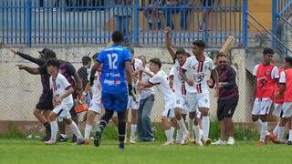 Jogadores do Ismaily comemorando vaga para a próxima fase (Foto: @berton_shots_jpn)