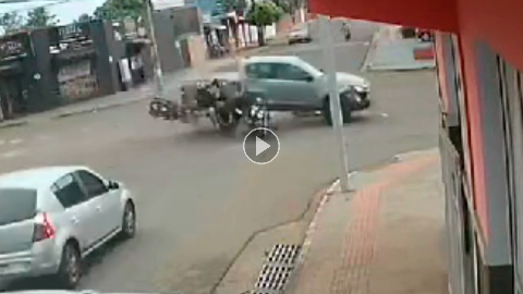 Um morre e dois ficam feridos em colisão entre motos e caminhonete no Tijuca