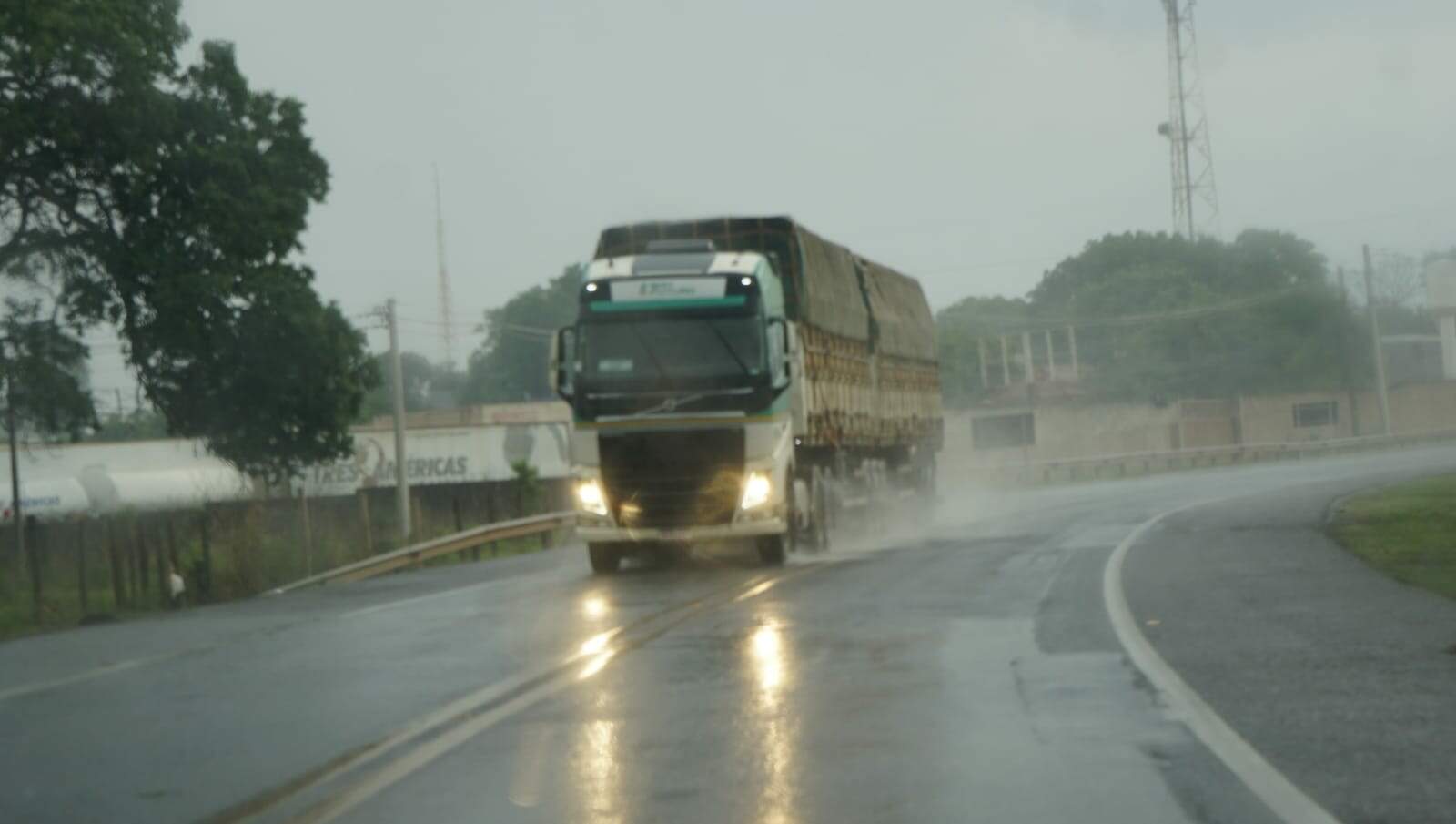 Chuva com ventos fortes chega em Campo Grande na tarde deste domingo