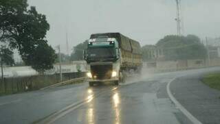 Caminhão trafegando pela BR-262 durante chuva na tarde de hoje (Foto: Alex Machado)