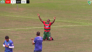 Jogador André Macena comemorando o último gol do 8 a 1 da Lusa (Foto: Reprodução/FFMS TV)