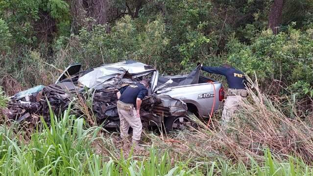 Motorista tem bra&ccedil;o decepado e morre ap&oacute;s bater caminhonete em 2 carros