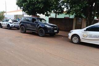 Equipes da Polícia Civil e perícia em frente à casa onde Francisco foi encontrado morto (Foto: Site Jovem Sul News)