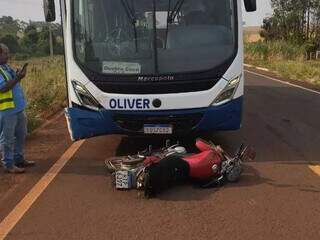 Motocicleta conduzida por Luiz ficou caída sobre a pista da MS-262. (Foto: Reprodução/Sidrolândia News)