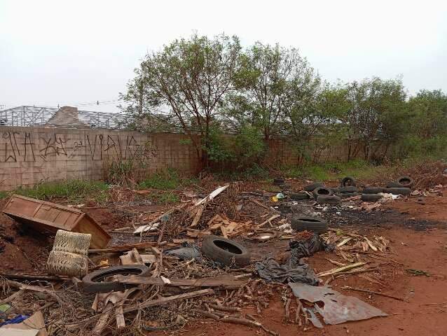 Mesmo com limpeza, bairro &eacute; &quot;point&quot; de descarte de lixo, reclamam moradores