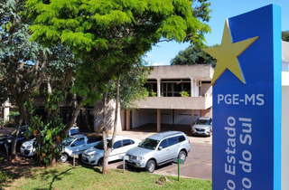 Fachada da PGE-MS, localizada no Parque dos Poderes, em Campo Grande. (Foto: Guido Brey Jr.)