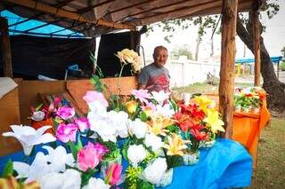 Primeiro vendedor ambulante já está no Cemitério Santo Antônio para Dia de Finados (Henrique Kawaminami)
