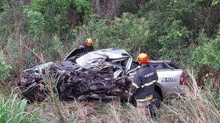 Caminhonete conduzida por Flávio ficou totalmente destruída após acidente (Foto: Cenário MS)