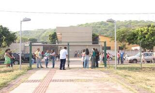 Portões fechados durante a realização das provas no campus de Corumbá, situado a 428 quilômetros de Campo Grande. (Foto: Laura Silveira/IFMS)
