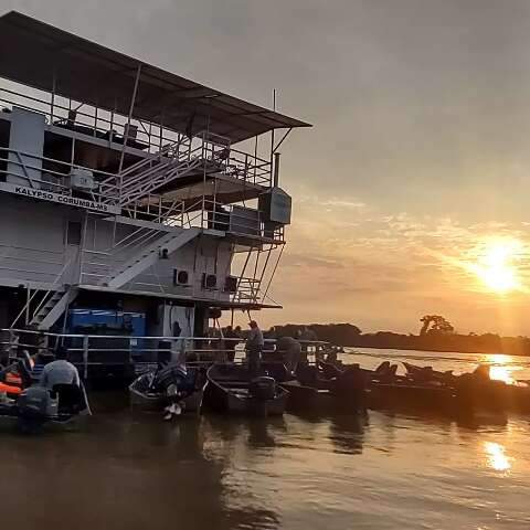 A magia da pescaria no Pantanal de Corumb&aacute; a bordo de um barco-hotel