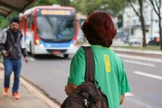 Estudante da Rede Estadual de Ensino esperando por ônibus em Campo Grande (Foto: Alex Machado)