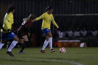 Marta com a posse da bola. (Foto: Leandro Lopes/CBF)