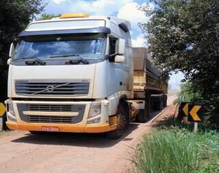 Caminhão transporta safra de grãos de Mato Grosso do Sul; no Estado a maior parte da colheita é transportada por rodovias. (Foto: Arquivo/Governo MS)