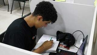 Pedro revisa conteúdos do Enem em cabine do colégio Refferencial (Foto: Alex Machado)