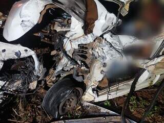 Carro destruído após acidente no início da noite desta segunda-feira. (Foto: Direto das Ruas)