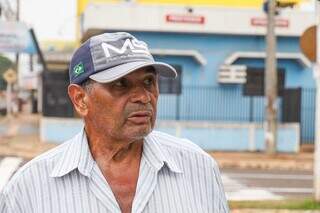 Pedro mora há 43 anos no bairro e disse que cruzamento sempre foi problema (Foto: Henrique Kawaminami)