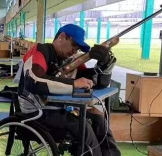 Atleta Ênio preparando sua arma para tiro esportivo (Foto: Divulgação/Funesp)